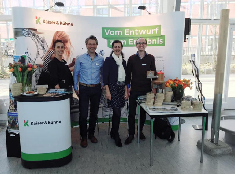 2509_green-construction-berlin A stand from Kaiser and Kühne with employees in front of it.