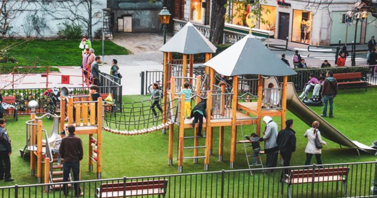 Square de l’Evêché Spielplatz spielende Kinder auf der Hängebrücke