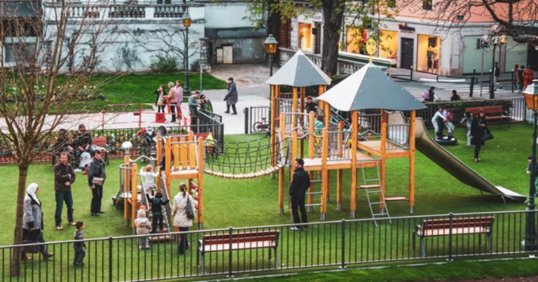 Square de l’Evêché Spielplatz Hängebrücke