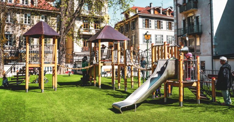 Square de l’Evêché Spielplatz Rutsche und Klettergerüst
