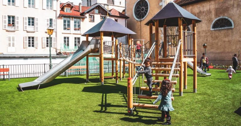 Square de l’Evêché Spielplatz mit Rutsche und Hängebrücke und Kindern