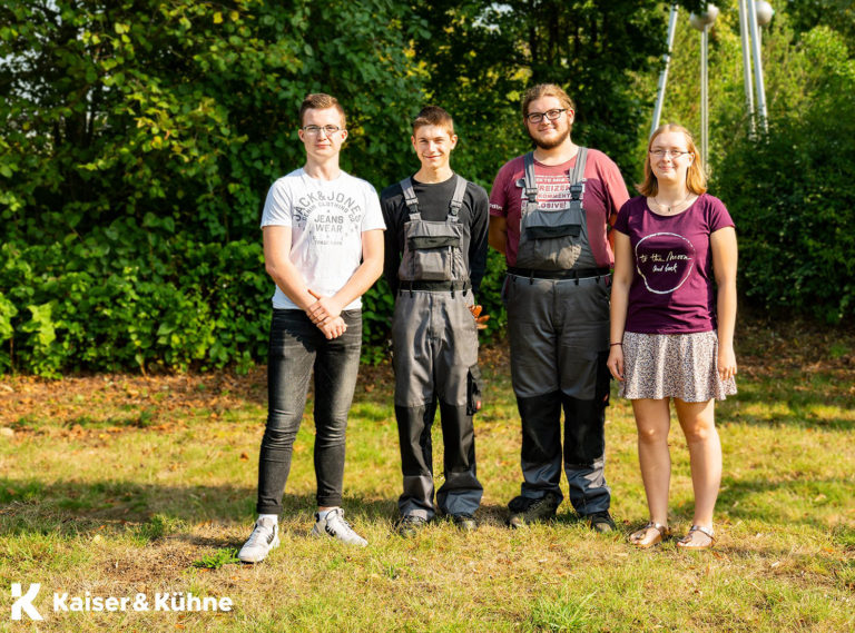 Neue Azubis bei Kaiser und Kühne stehen nebeneinander und schauen in die Kamera
