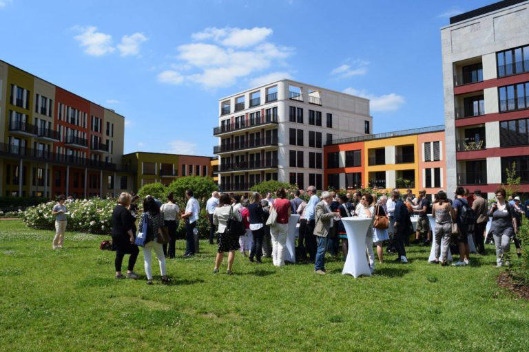 Green Roof Worlds1 People from the event of the BUGG-Bundesverband GebäudeGrün e. V. stand on the lawn and eat