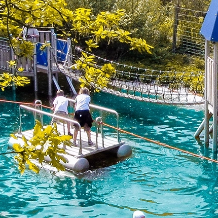 Tolk-Schau Deutschland, Kinder ziehen sich auf einem Floß durch das Wasser