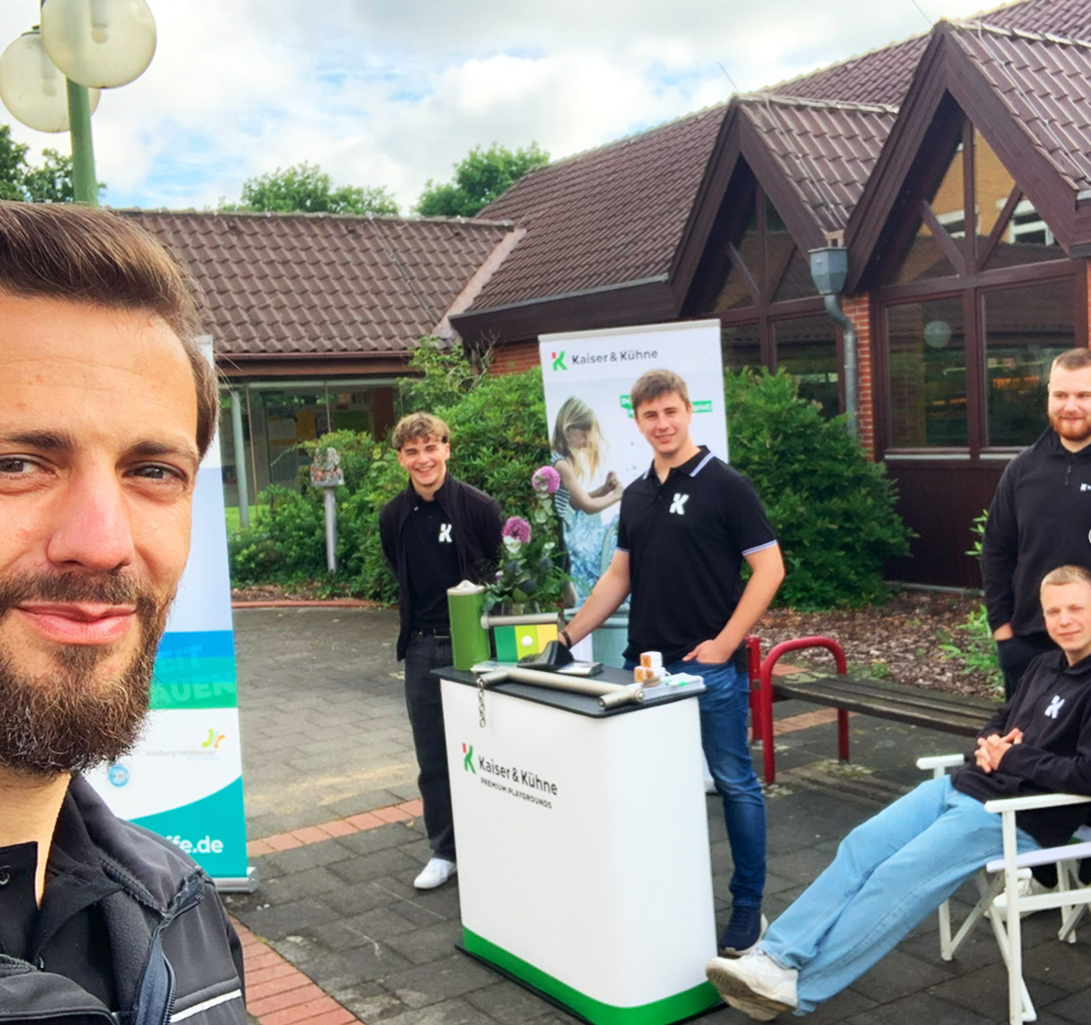 BBSNienburg Mitarbeiter an einem Stand auf der BBS Nienburg, von Kaiser und Kühne
