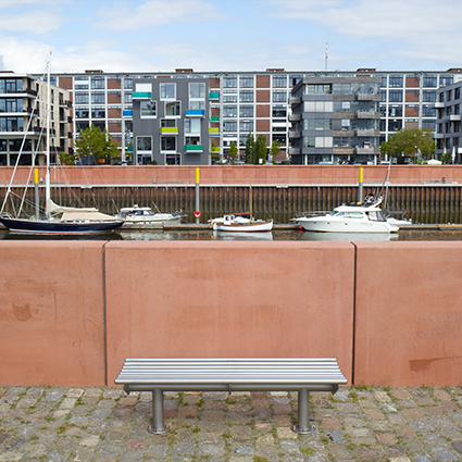 Bank von der front am Hafen