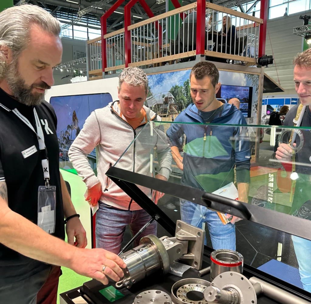 Messe Stand von Kaiser und Kühne Betrachtung von Spielgeräten