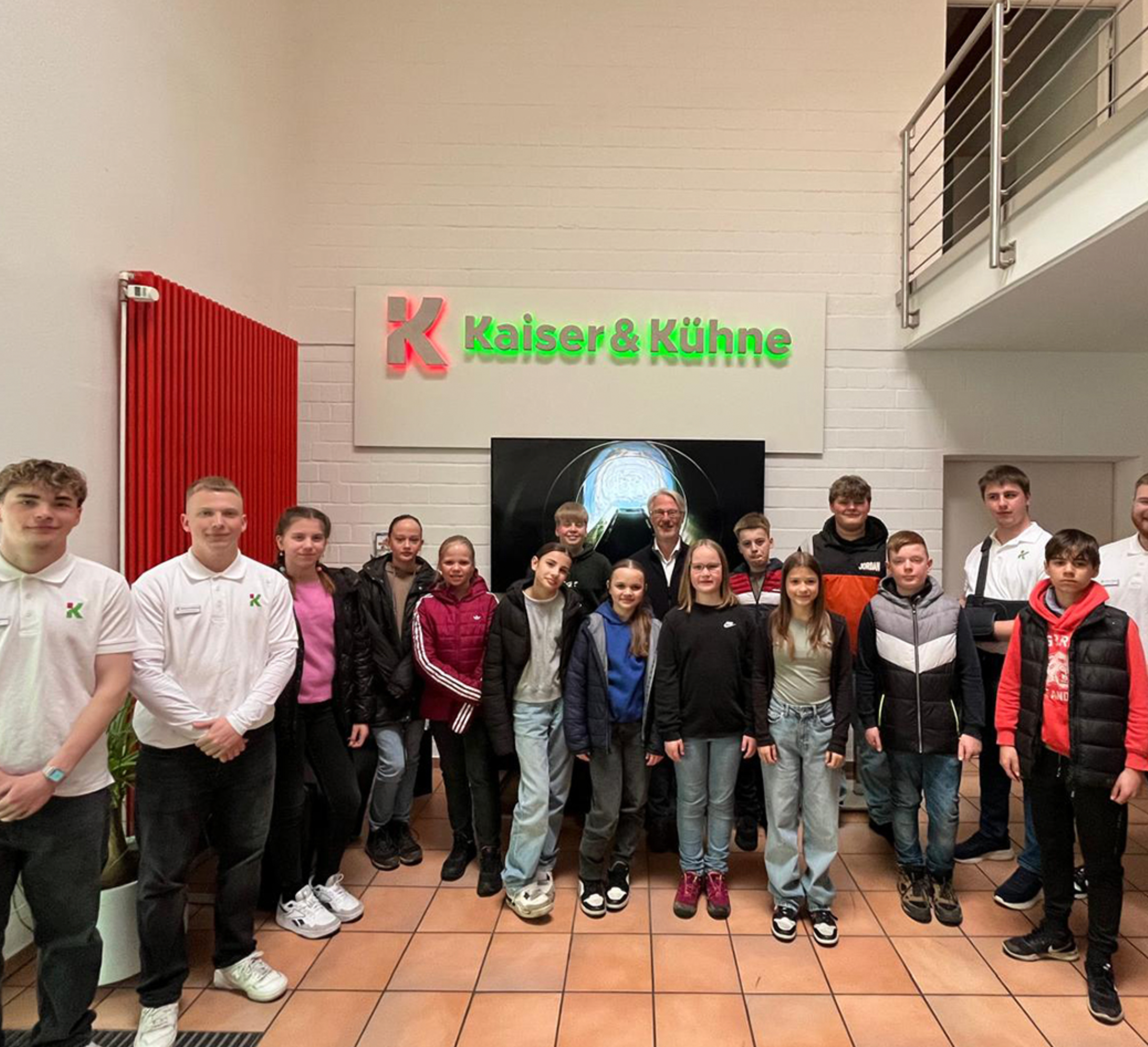 News1 Children in front of the Kaiser and Kühne logo, photo taken on Girls' and Boys' Day.