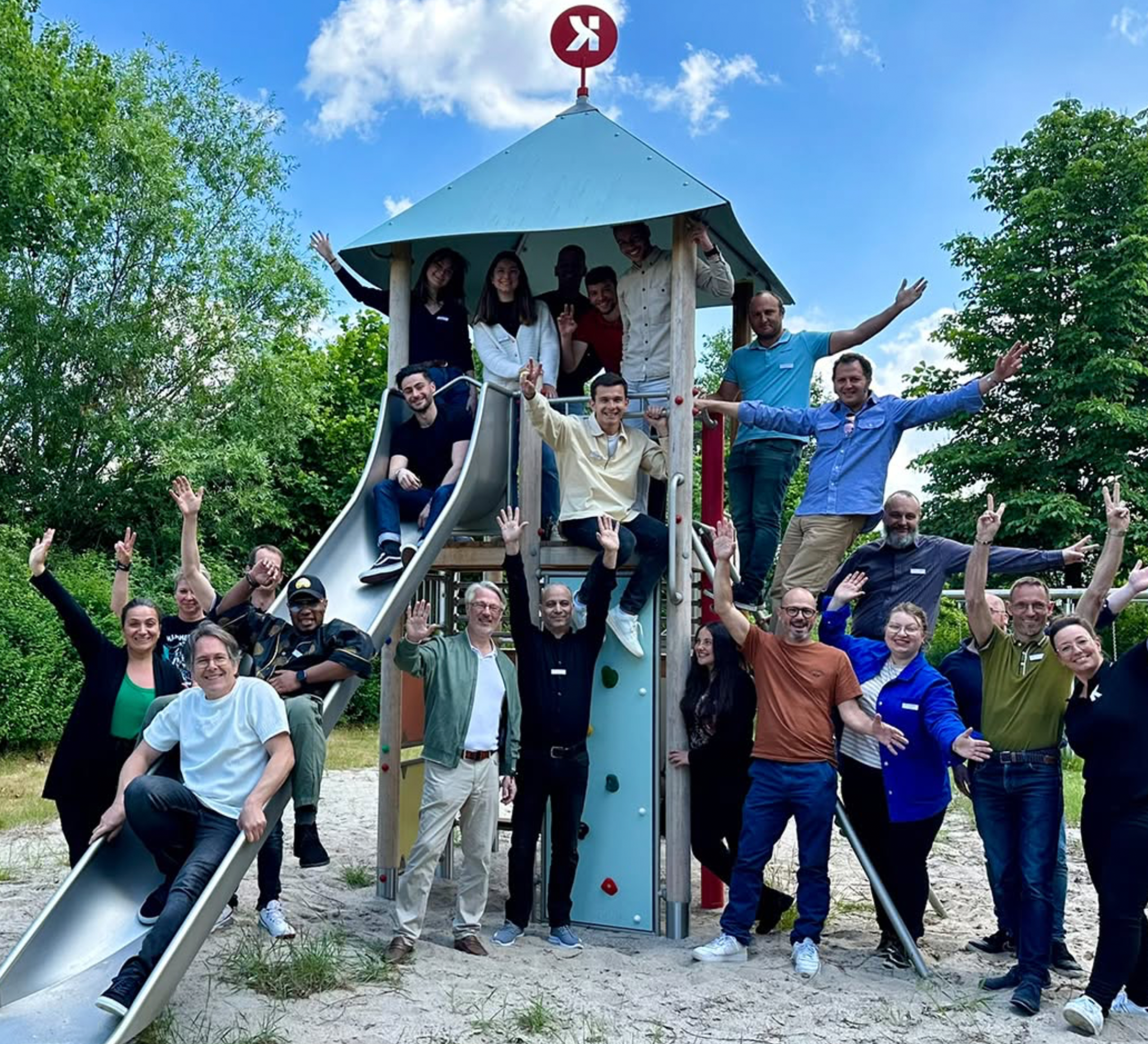 Kaiser und Kühen und Pro Urba Mitarbeiter auf einer Kaiser und Kühne Rutsche, Teamfoto