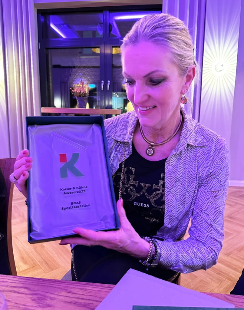 Kaiser und Kühne Award in der Hand einer Mitarbeiterin