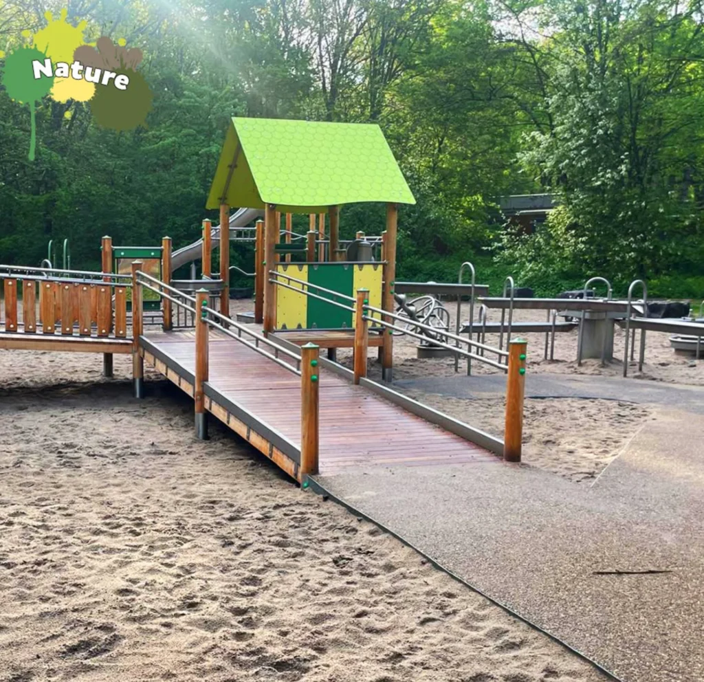 Gehweg führt zu einen Spielturm und Kletter Pakour