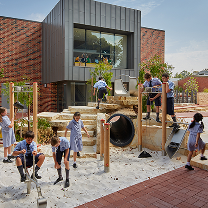 Kinder spielen an dem neuen Gerüst in der Guildford Grammar schule in Australien