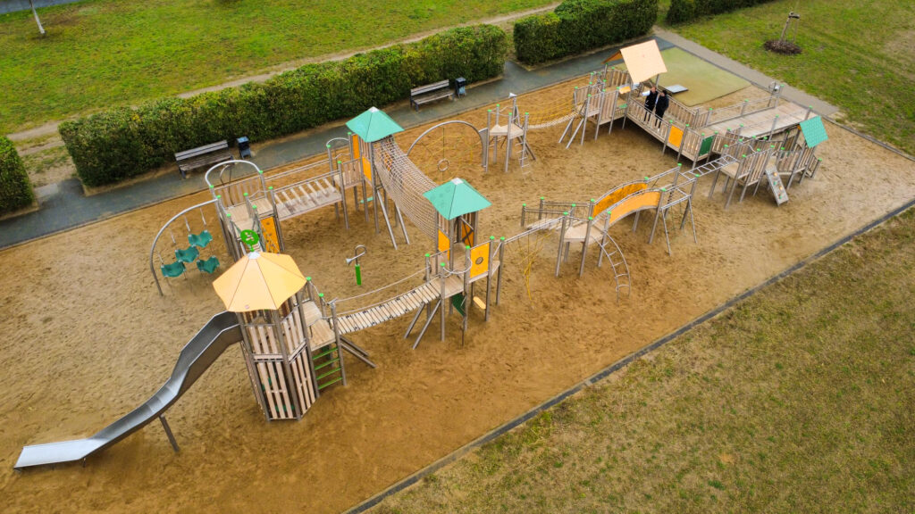 Drohnenbild der Spielanlage von Kaiser & Kühne auf den Schmetterlingswiesen in Berlin