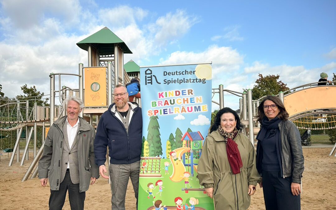 Bürgermeisterin von Marzahn-Hellersdorf mit Mitarbeitern von Kaiser & Kühne bei der Spielplatzeröffnung