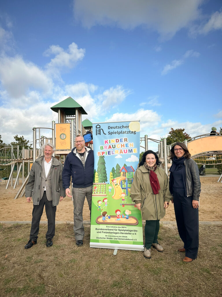 Bürgermeisterin von Marzahn-Hellersdorf mit Mitarbeitern von Kaiser & Kühne bei der Spielplatzeröffnung