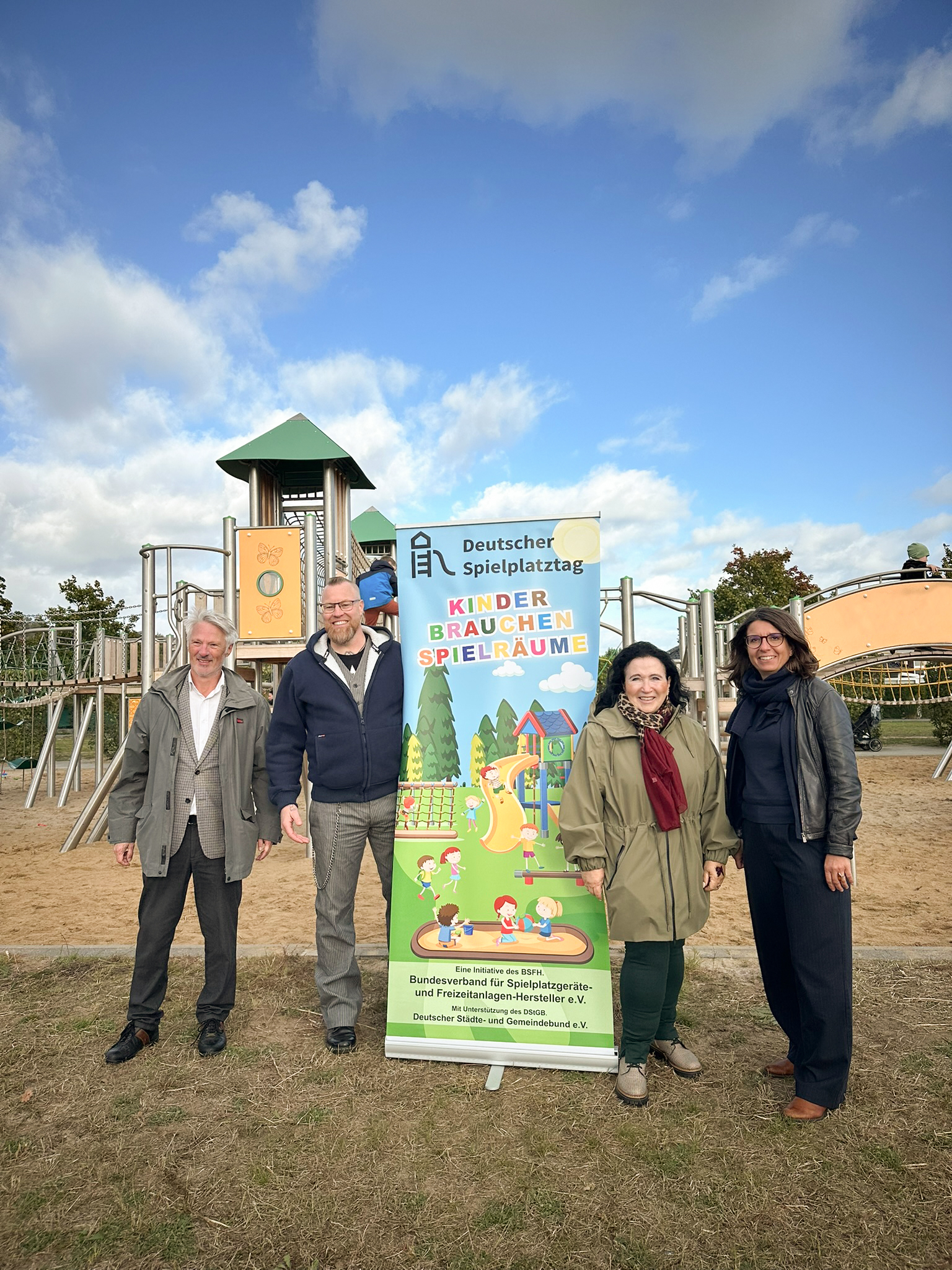 Bürgermeisterin von Marzahn-Hellersdorf mit Mitarbeitern von Kaiser & Kühne bei der Spielplatzeröffnung