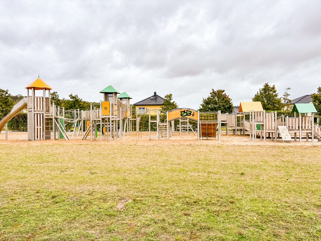 Gesamtansicht Spielgerät Schmetterlingswiesen