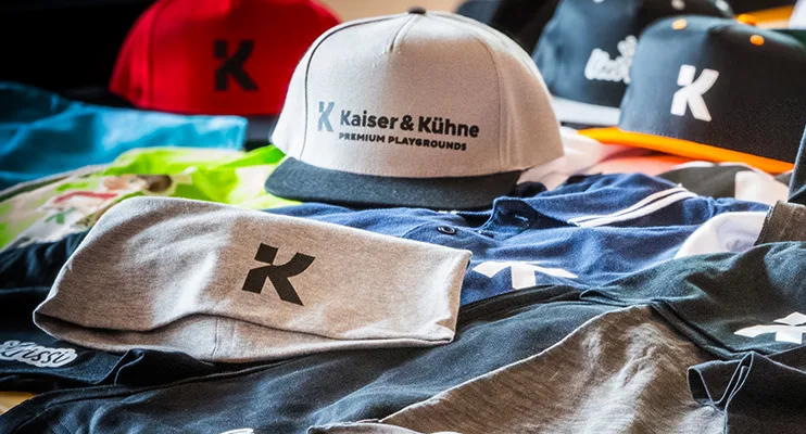 Kaiser & Kühne Merchandise, Caps and Shirts in different colors