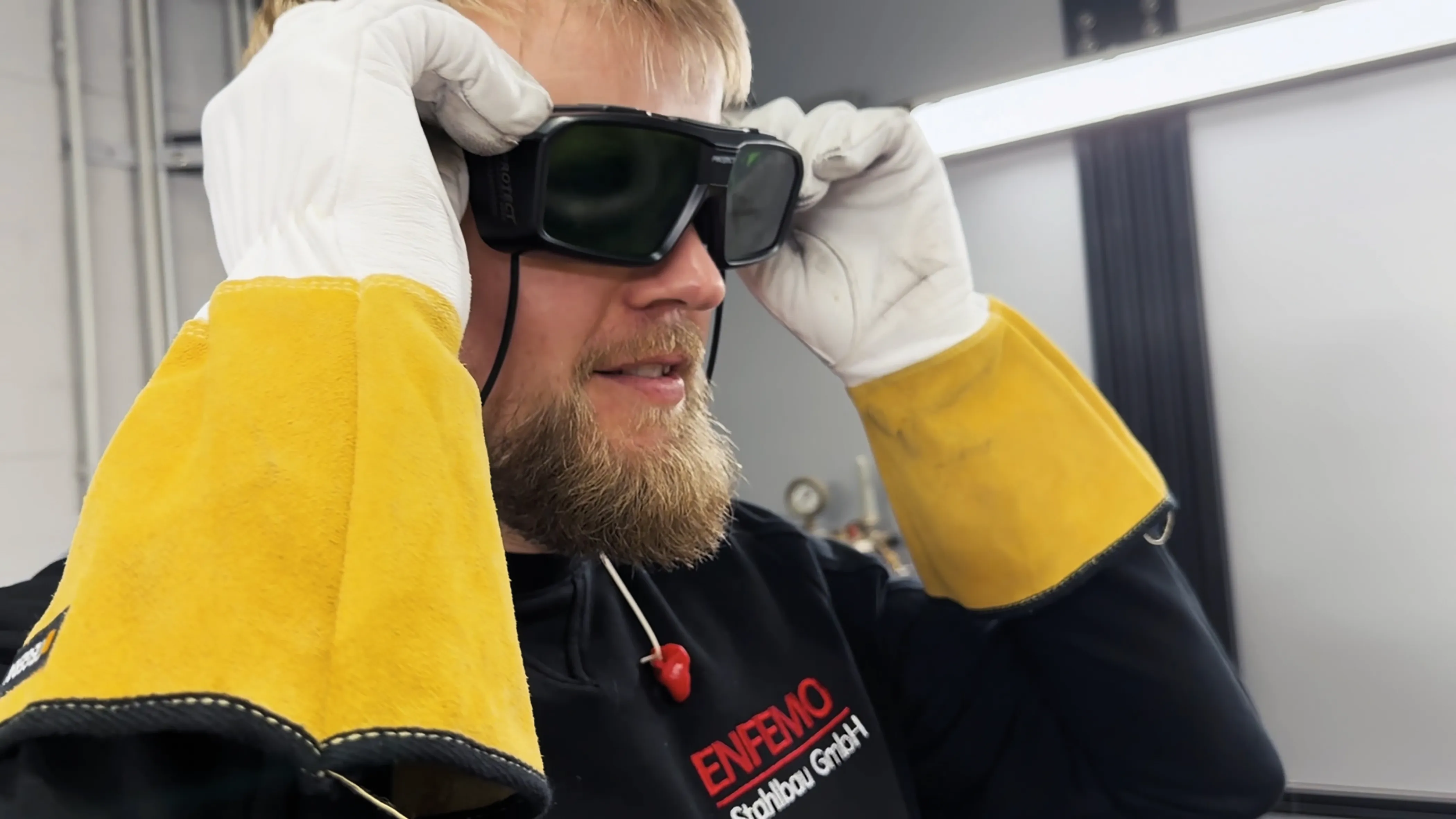 KK_2603_Insights-into-Production_8 A glimpse into production: an employee prepares for laser welding